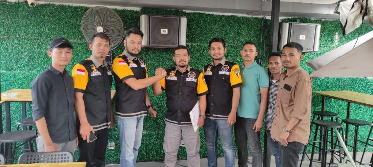 Serahkan SK, Ketua DPW PETIR Jakarta di Pimpin Jesayas  