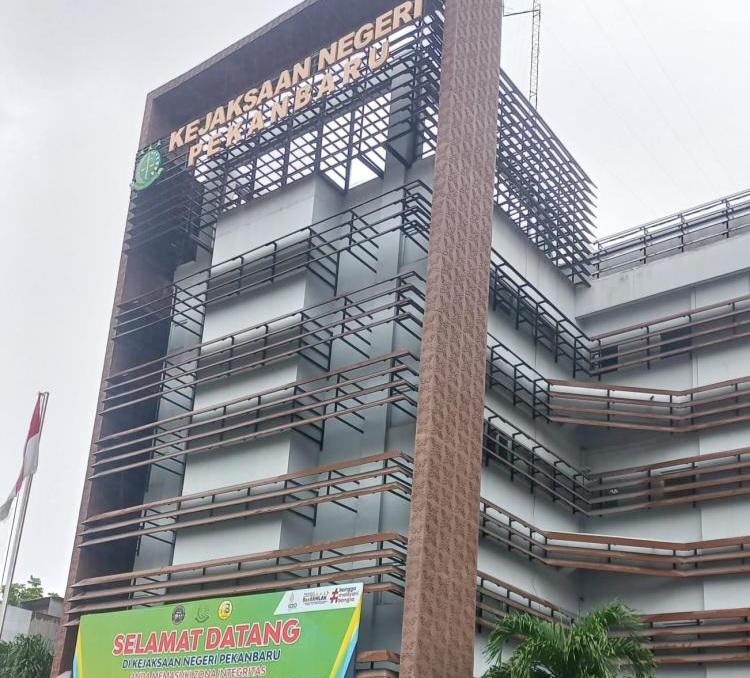 Diduga Karena MoU Dengan Pemko Pekanbaru, Kejari Enggan Tangani Laporan Korupsi Perawatan Halte 