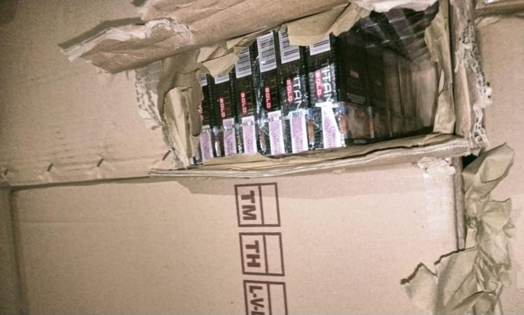 Masyarakat Jambi Berhentikan Tiga Mobil Box Pengangkut Rokok Ilegal Dari Surabaya