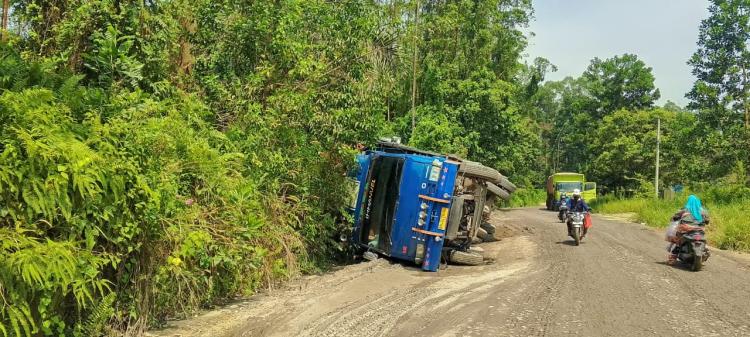 Jalan Hang Lekir Macet Total, Antrian Panjang dan Kerusakan Jalan Akibat Truk ODOL
