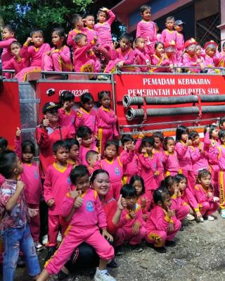 TK Rehobot Perkenalkan Dunia Pemadam Kebakaran kepada Siswa Melalui Sosialisasi Interaktif