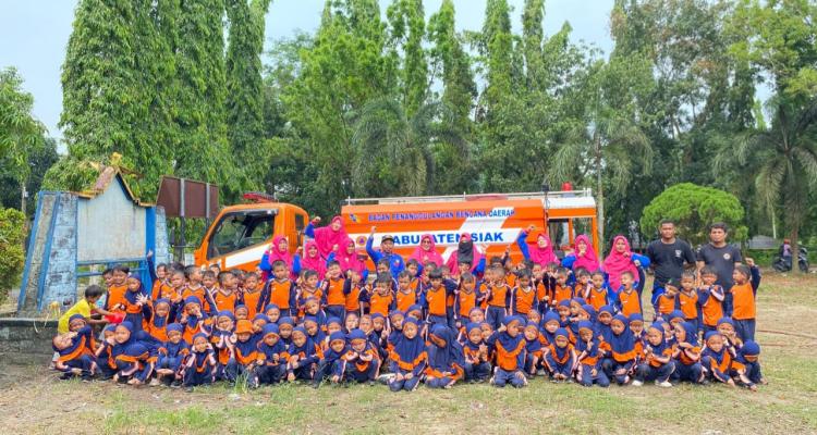 Siswa TK Nurul Haq Diperawang Ikuti Sosialisasi Pemadam Kebakaran