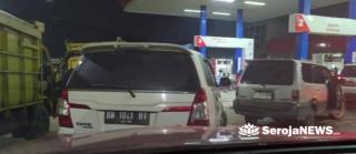 Warga Rekam Aktivitas Mobil Langsir Antre Isi BBM Lebihi Batas Aturan di SPBU 13.282.621