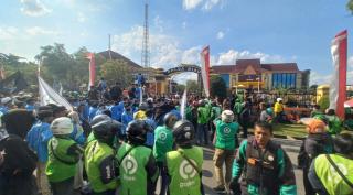 Mahasiswa dan Driver Ojol Demo di Polda Riau Serukan Pencopotan Kapolri