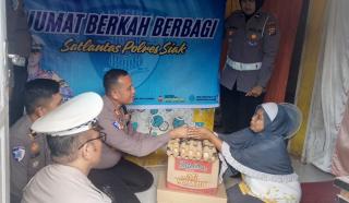 Polres Siak Ringankan Beban Keluarga Lansia Penderita Strok Melalui Jumat Berkah