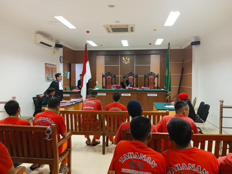 Hakim Yuanne Marietta Rambe Jemput Anaknya Sidang Diskors