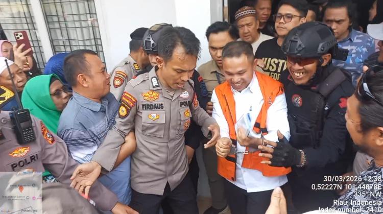Sidang Eksepsi Gubernur Riau Abdul Wahid, Pendukung Padati PN Pekanbaru