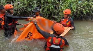 Hujan Deras, Pemotor Ditemukan Tak Bernyawa Usai Terjatuh ke Parit Pemukiman Warga