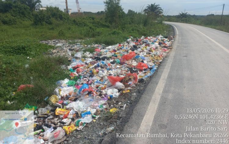 Sampah Menumpuk di Pinggir Jalan, Warga Keluhkan Bau Busuk