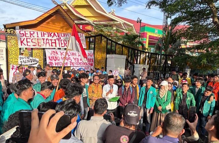 Unjukrasa di DPRD Riau, Massa Soroti Penggunaan Material Ilegal Proyek Tol Pekanbaru-Rengat