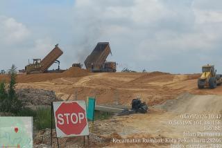 Vendor PT ENG Diduga Suplai Tanah Timbun Dari Tambang Liar Untuk Pembangunan Tol Pekanbaru-Rengat 