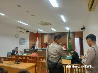 Dua Anggota Polri Penjaga Tahanan Terlibat Perbincangan dengan Tahanan hingga Bermain Ponsel saat Persidangan di PN Batam